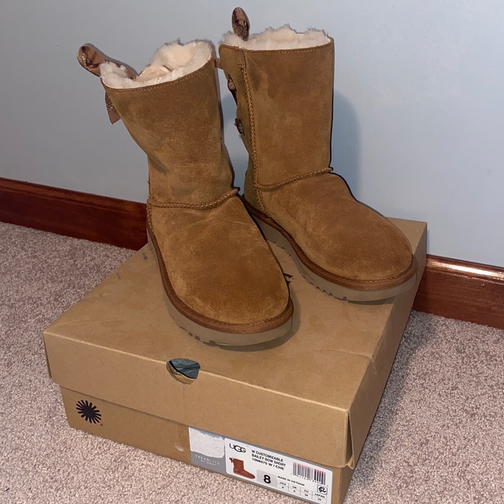 Size 8 chestnut Bailey Bow UGGs